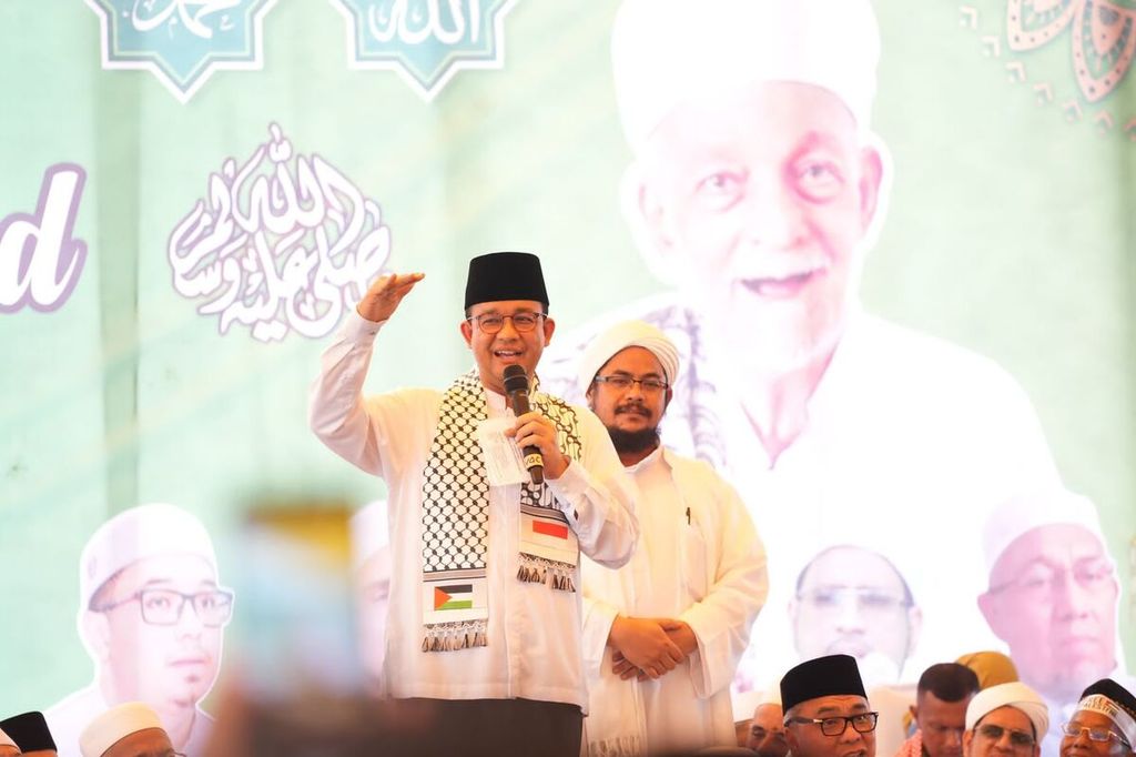 Calon presiden nomor urut 1, Anies Rasyid Baswedan, menghadiri Maulid Nabi Muhammad SAW dan haul ke-3 Habib Muhammad bin Ahmad Al Athas di Masjid Ba’alawi di Aceh Timur, Aceh, Minggu (17/12/2023).