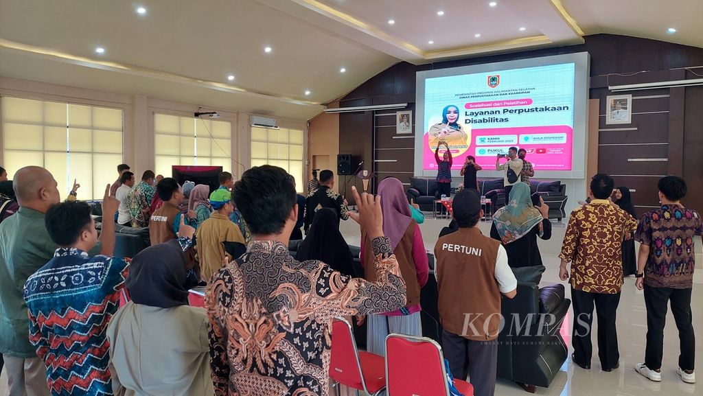 Sejumlah penyandang disabilitas mengikuti sosialisasi dan pelatihan layanan perpustakaan disabilitas di Aula Dinas Perpustakaan dan Kearsipan Provinsi Kalimantan Selatan di Banjarmasin, Kamis (16/2/2023). 