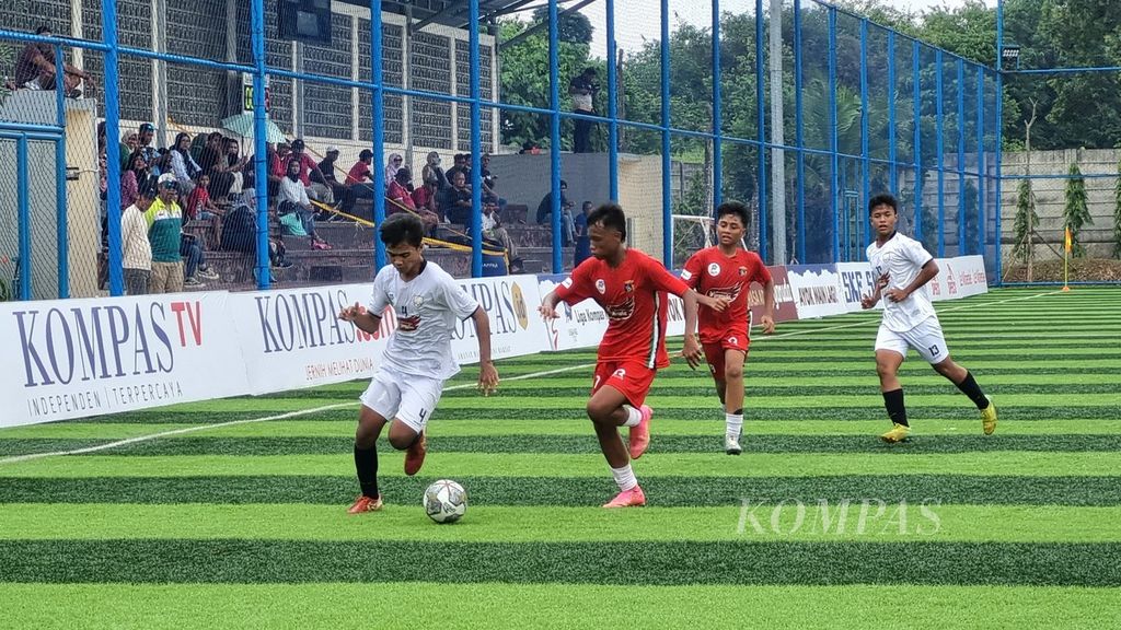 Gelandang sayap Asiana Soccer School, Kinza Jibran, menggiring bola untuk melewati pemain Buperta Cibubur, Finza Alvi Rizai Abrory, pada laga Liga Kompas Kacang Garuda U-14, Sabtu (10/2/2024), di Lapangan Dewantara, Tangerang Selatan, Banten.