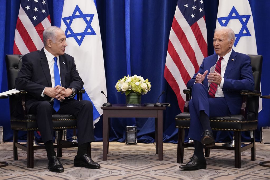 Presiden Amerika Serikat Joe Biden (kanan) kala menerima Perdana Menteri Israel Benjamin Netanyahu di New York, AS, pada September 2023. Biden dijadwalkan menyambangi Israel pada Rabu (18/10/2023) ini.