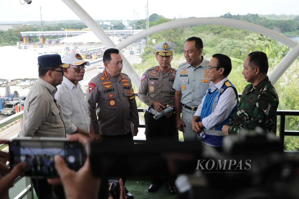 Minister of Human Development and Culture Coordination Muhadjir Effendy, National Police Chief General (Pol) Listyo Sigit Prabowo, Commander of the Indonesian National Armed Forces General Agus Subiyanto, Minister of Transportation Budi Karya Sumadi, and President Director of Jasa Marga Subakti Syukur, inspected the return traffic at KM 70 of the Jakarta-Cikampek toll road on Monday (15/4/2024) afternoon.