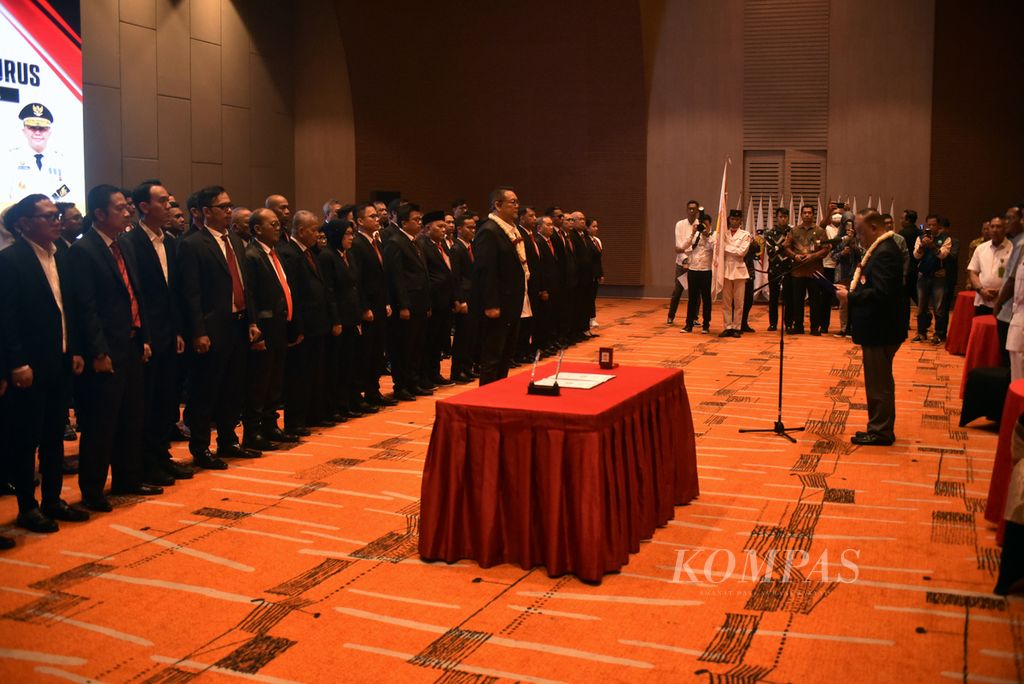 Ketua Komite Olahraga Nasional Indonesia Sumatera Selatan 2023-2027 Yulian Gunhar dan para pengurus KONI Sumsel 2023-2027 dilantik oleh Ketua Umum KONI Marciano Norman (kanan) di Palembang, Kamis (21/12/2023). 