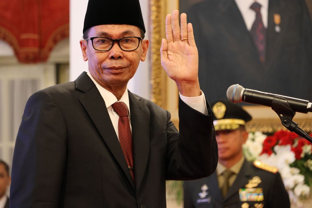 Nawawi Pomolango mengucapkan sumpah sebagai Ketua KPK sementara di hadapan Presiden Joko Widodo di Istana Negara, Jakarta, Senin (27/11/2023). Nawawi menggantikan Firli Bahuri yang tersandung kasus dugaan pemerasan dan korupsi.