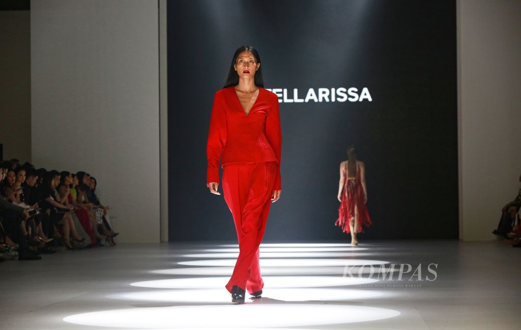  Rancangan Stella Rissa yang bertema In The Name of The Mother dalam Dewi Fashion Knights 'Future Couture' dalam rangkaian Jakarta Fashion Week 2023, di Jakarta, Minggu (30/10/2022). 