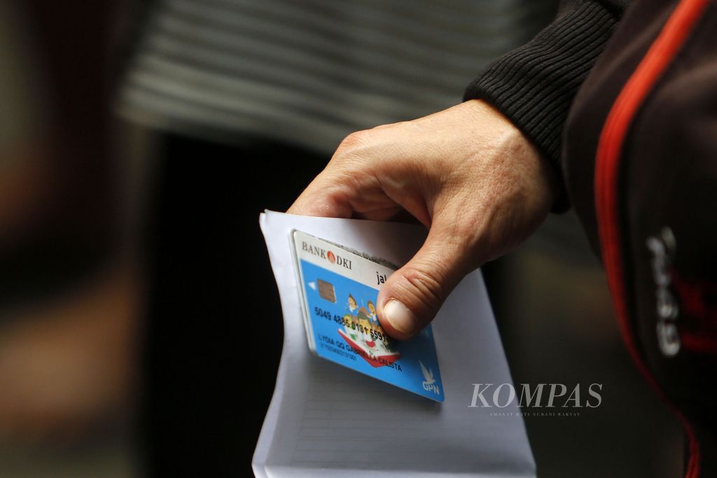 Warga antre untuk mendapatkan pangan bersubsidi dengan menunjukkan Kartu Jakarta Pintar (KJP) serta fotokopi KTP dan kartu keluarga di Pasar Induk beras Cipinang, Jakarta, Senin (9/10/2023).