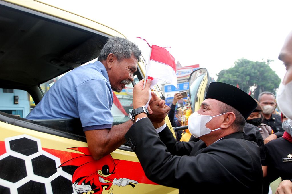 Gubernur Sumatera Utara Edy Rahmayadi membagikan bendara untuk mengampanyekan agar masyarakat menjauhi narkoba, di Medan, Selasa (16/8/2022).