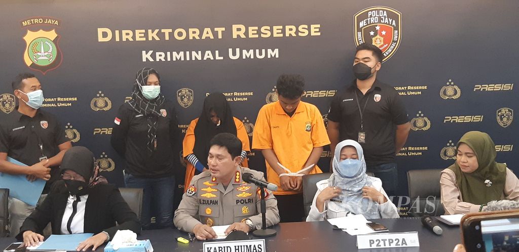 Dua tersangka kasus prostitusi anak di sejumlah apartemen di Jakarta dan Tangerang ditampilkan di Markas Polda Metro Jaya, Jakarta, September 2022.
