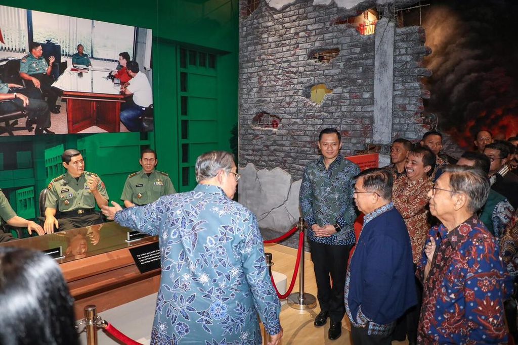 Presiden keenam Republik Indonesia Susilo Bambang Yudhoyono (kiri) menunjukkan salah satu ruangan Museum dan Galeri SBY-Ani di Pacitan, Jawa Timur, Kamis (17/8/2023), kepada Wakil Presiden ke-10 dan ke-12 RI Jusuf Kalla (tengah) serta Wakil Presiden ke-11 Boediono (kanan).