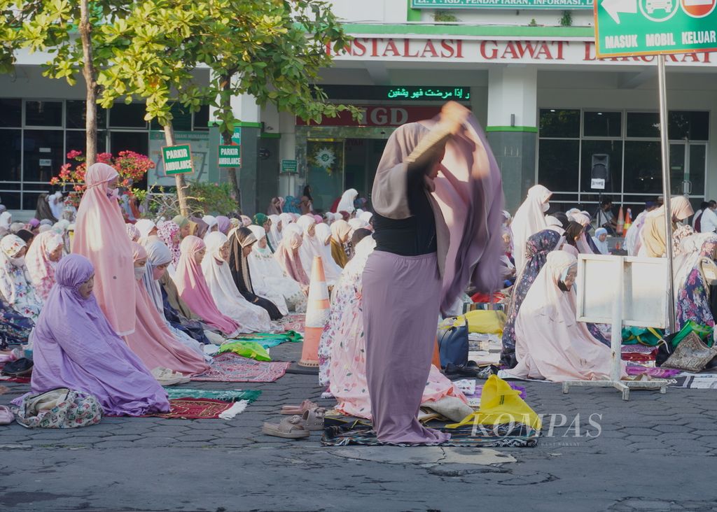  Jemaah mengikuti shalat Idul Adha di halaman parkir Rumah Sakit Roemani Muhammadiyah, Kota Semarang, Jawa Tengah, Rabu (28/6/2023) dengan khidmat. Shalat perdana yang digelar seusai pencabutan status pandemi Covid-19 itu diikuti lebih kurang 1.000 warga Muhammadiyah dari Kota Semarang dan sekitarnya.