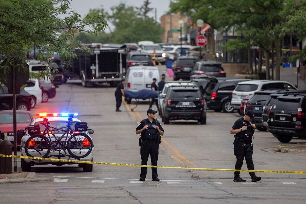 Tim reaksi cepat mengevakuasi korban penembakan massal di Highland Park, Illinois. Sedikitnya enam warga tewas  dan 19 lainnya luka-luka dalam serangan di tengah parade peringatan Hari Kemerdekaan Amerika Serikat. 