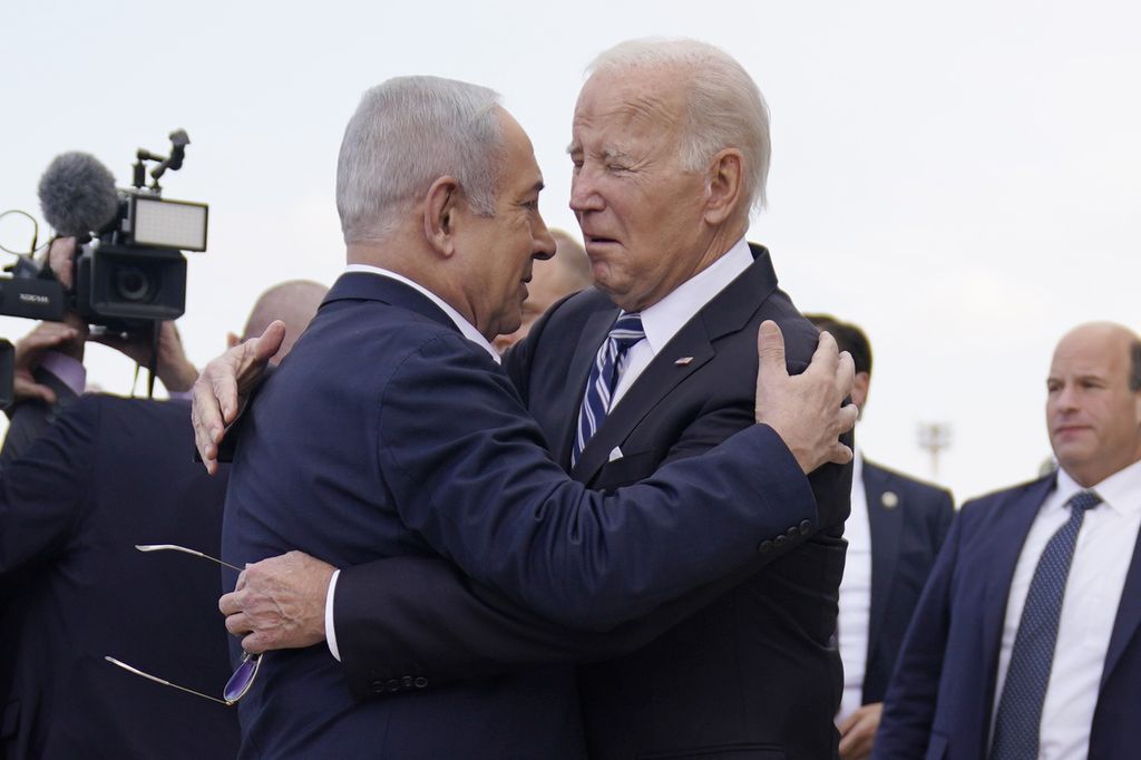  Presiden Amerika Serikat Joe Biden (kanan) memeluk Perdana Menteri Israel Benjamin Netanyahu setelah mendarat di Bandara Ben Gurion, Tel Aviv, Israel, 18 Oktober 2023. AS mendukung penuh Israel dalam perang Gaza. 
