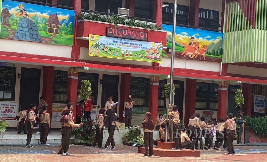 Sejumlah siswa bermain di halaman SDN Lubang Buaya 06 Pagi, Jakarta Timur, Rabu (6/9/2023).