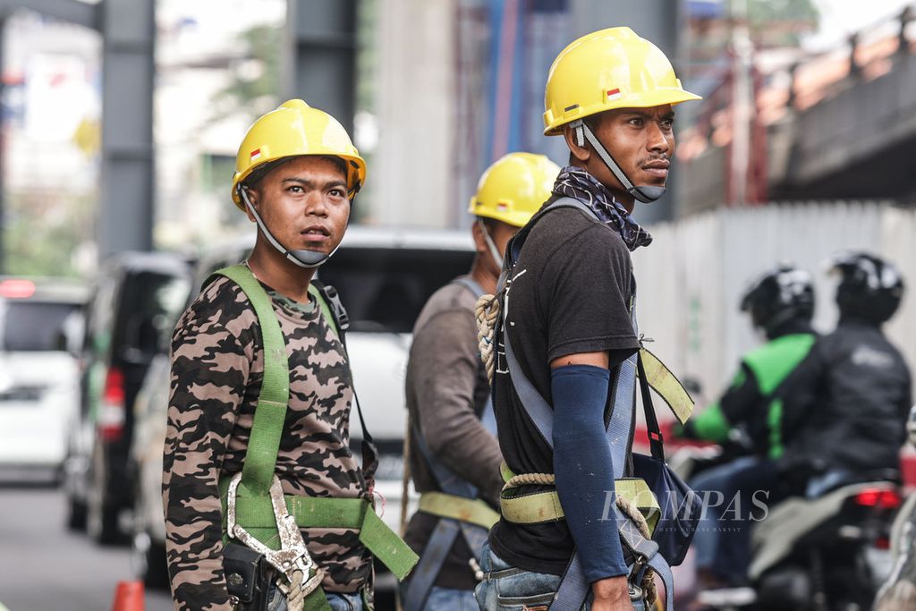 Pekerja dengan tingkat risiko tinggi tengah usai beristirahat di sela-sela menyelesaikan sebuah proyek konstruksi di kawasan Kebayoran Lama, Jakarta, Rabu (12/10/2022). 