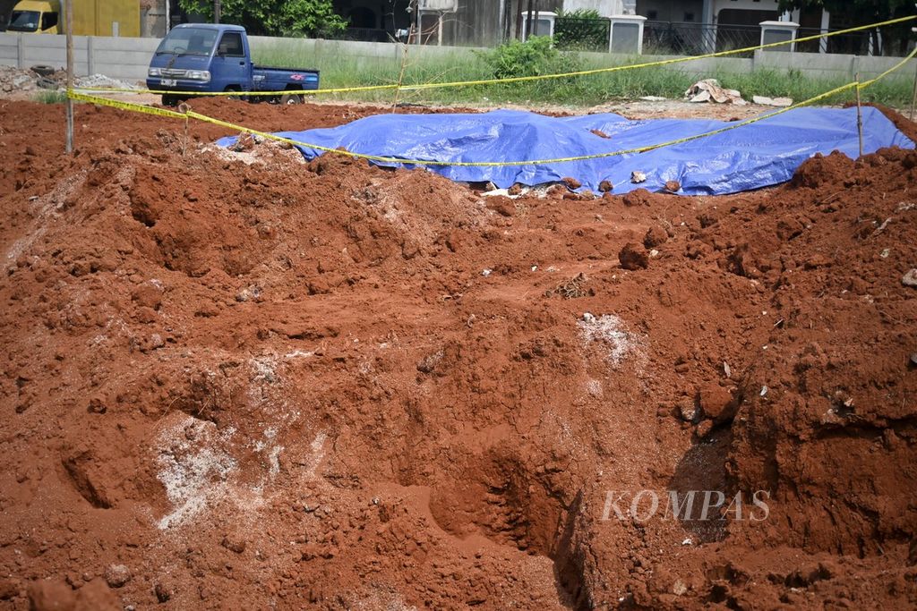Beras yang dikubur di lahan warga di Jalan Tugu Jaya, Sukmajaya, Kota Depok, sudah digali dan dikeluarkan ke permukaan. Tumpukan beras dalam karung itu telah terpasang garis polisi, pada Minggu (31/7/2022) siang.