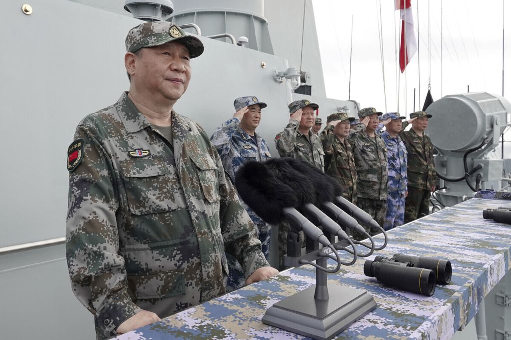 Presiden China Xi Jinping berbicara seusai meninjau armada Angkatan Laut Tentara Pembebasan Rakyat di Laut China Selatan, 12 April 2018. Xi mengangkat Laksamana Dong Jun menjadi Menteri Pertahanan, Jumat (29/12/2023). 
