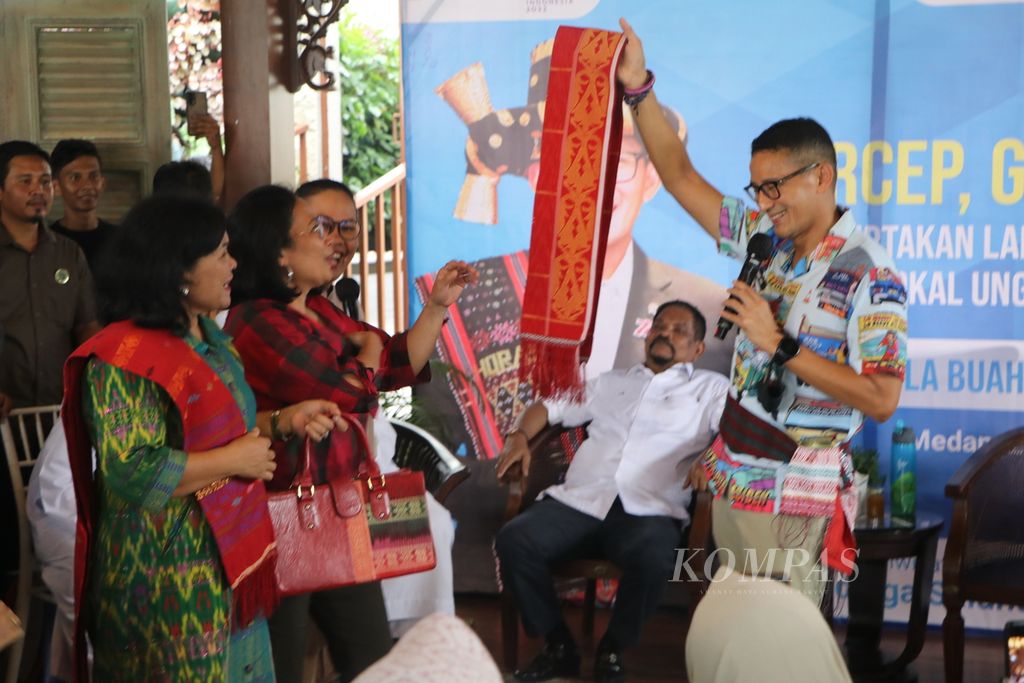 Menteri Pariwisata dan Ekonomi Kreatif Sandiaga Uno berbincang dengan pelaku usaha mikro, kecil, dan menengah di Medan, Sumatera Utara, Selasa (20/9/2022). 