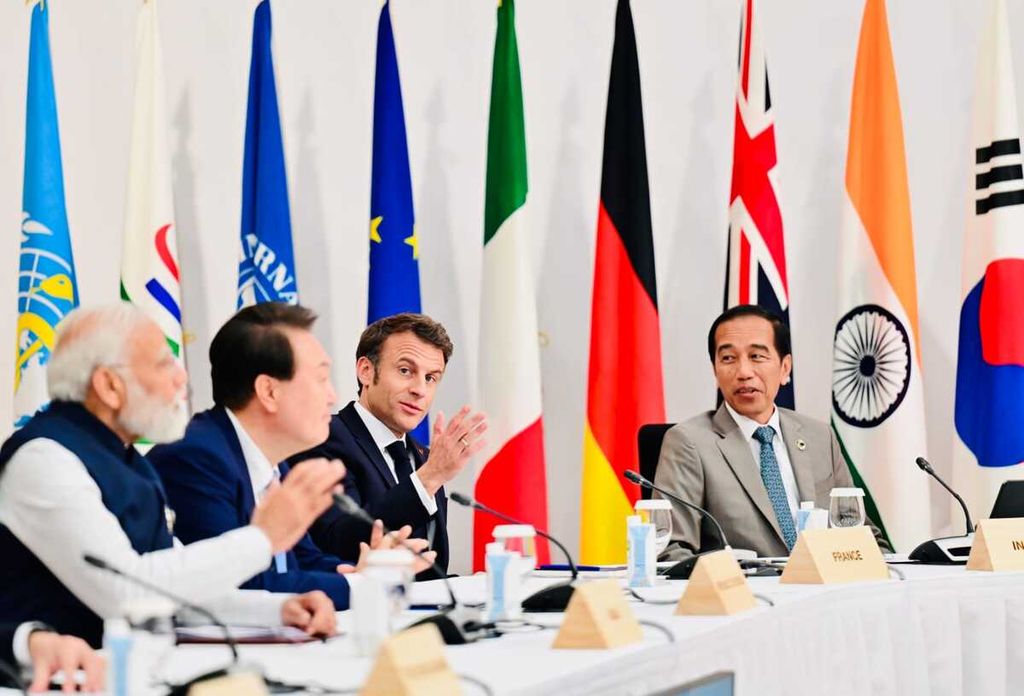 Presiden Joko Widodo menghadiri sesi kerja mitra G7 di KTT G7, Hiroshima, Jepang, Sabtu (20/5/2023). Dalam pertemuan tersebut, Presiden mendorong kerja sama global mengutamakan kesetaraan, inklusivitas, dan saling memahami.