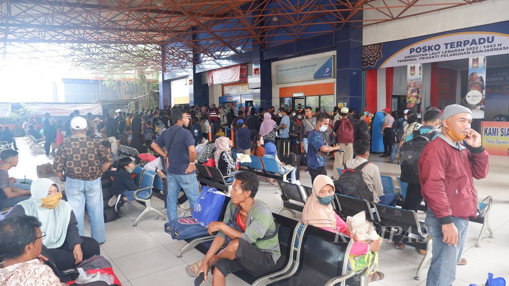 Pemudik memadati Terminal Penumpang Bandarmasih, Pelabuhan Trisakti, Banjarmasin, Kalimantan Selatan, pada H-3 Lebaran, Jumat (29/4/2022). 