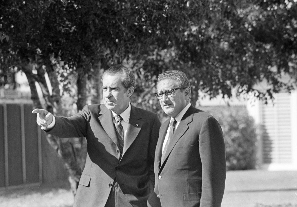 Presiden AS Richard Nixon (kiri) menunjuk ke arah keindahan suasana di sekeliling tempat peristirahatannya di Florida di Key Biscayne kepada Henry Kissinger, 2 Desember 1972. 