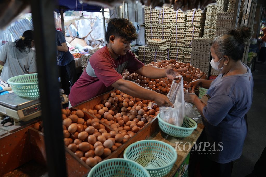 Residents buy chicken eggs at Kranji Baru Market in Bekasi, West Java, on Tuesday (9/4/2024). Chicken eggs are sold at Rp 28,000 per kilogram.