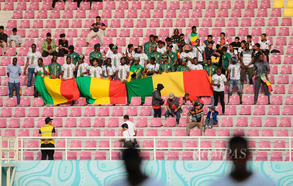Tim suporter Mali yang hadir saat kesebelasan Mali berhadapan dengan Uzbekistan pada ajang Piala Dunia U-17 2023 di Stadion Manahan, Kota Surakarta, Jumat (10/11/2023). Pada laga tersebut Mali menang atas Uzbekistan dengan skor 3-0. 