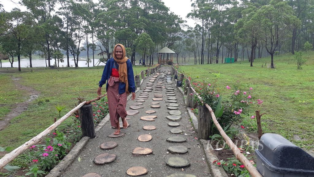 Perempuan Timor berjalan di dalam lokasi wisata Fatumnasi, Kabupaten Timor Tengah Selatan, NTT, Rabu (15/6/2022). Fatumnasi ibarat seperti mahkota di puncak tertinggi Pulau Timor.