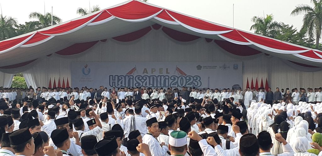 Ribuan santri mengikuti Apel Hari Santri di Tugu Pahlawan Surabaya, Minggu (22/10/2023). Apel dihadiri Presiden Joko Widodo dan Ibu Negara Iriana.