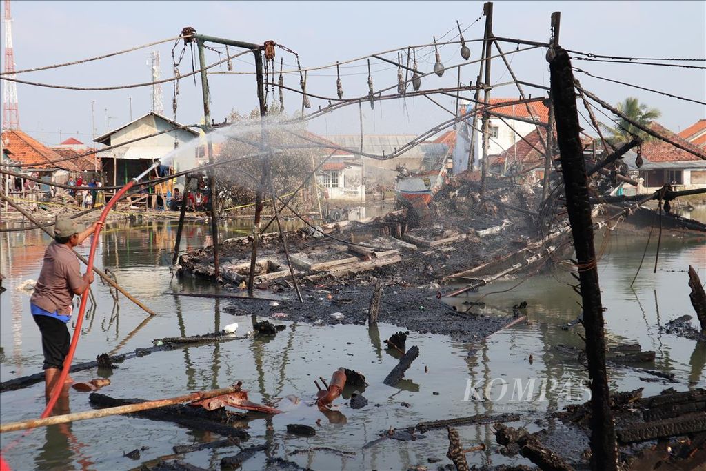 Warga berupaya memadamkan api yang melahap kapal nelayan di Desa Eretan Kulon, Kecamatan Kandanghaur, Kabupaten Indramayu, Jawa Barat, Sabtu (22/6/2019). Sebanyak 15 kapal nelayan terbakar sejak Jumat (21/6) sekitar pukul 23.30. Tidak ada korban jiwa dalam kejadian itu. 