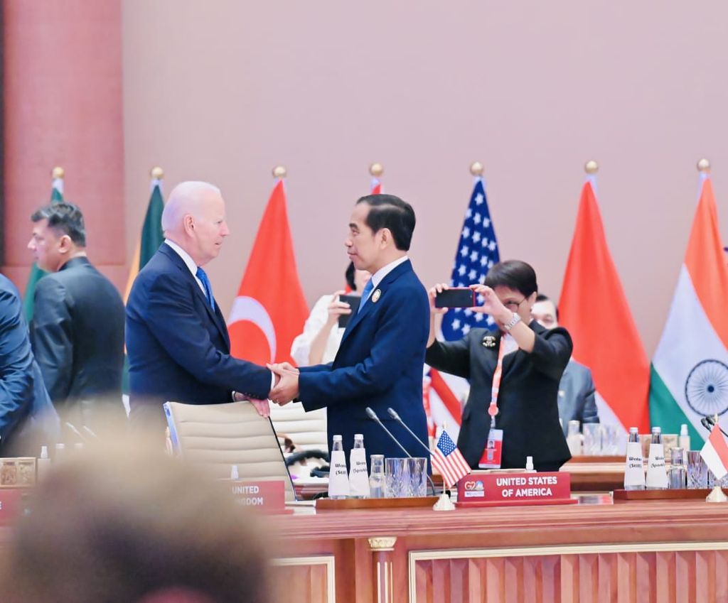 Menteri Luar Negeri Retno Marsudi (kanan) mengabadikan pertemuan Presiden Joko Widodo dengan Presiden Amerika Serikat Joe Biden sebelum sesi pertama KTT G20 India dimulai, Sabtu (9/9/2023). 