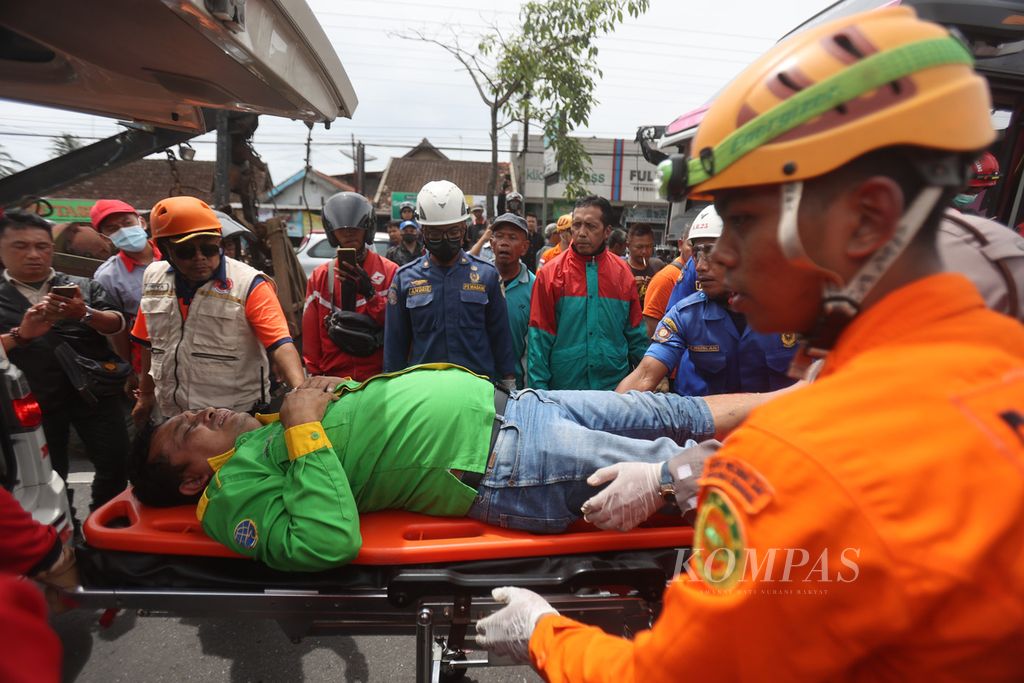 Tim Basarnas mengevakuasi Ary Siswanto (44) yang tergencet di dalam bus yang ia kemudikan di Jalan Raya Magelang-Yogyakarta, Mertoyudan, Magelang, Jawa Tengah, Rabu (18/1/2023). Kecelakaan lalu lintas menjadi penyebab umum patah tulang.