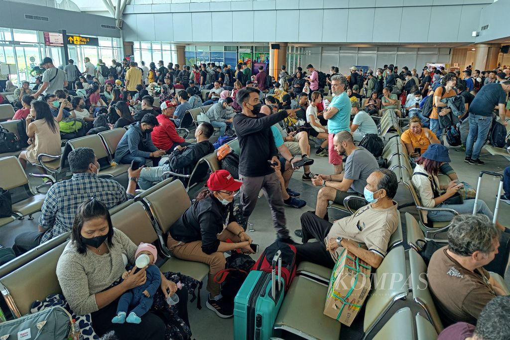 Penumpang menunggu keberangkatan pesawat di terminal penumpang Bandara Lombok, Praya, Nusa Tenggara Barat, Senin (6/3/2023). Kejuaraan Dunia Superbike (WSBK) di Sirkuit Internasional Jalan Raya Pertamina Mandalika berdampak pada meningkatnya volume penumpang di Bandara Lombok mencapai 15,4 persen. 