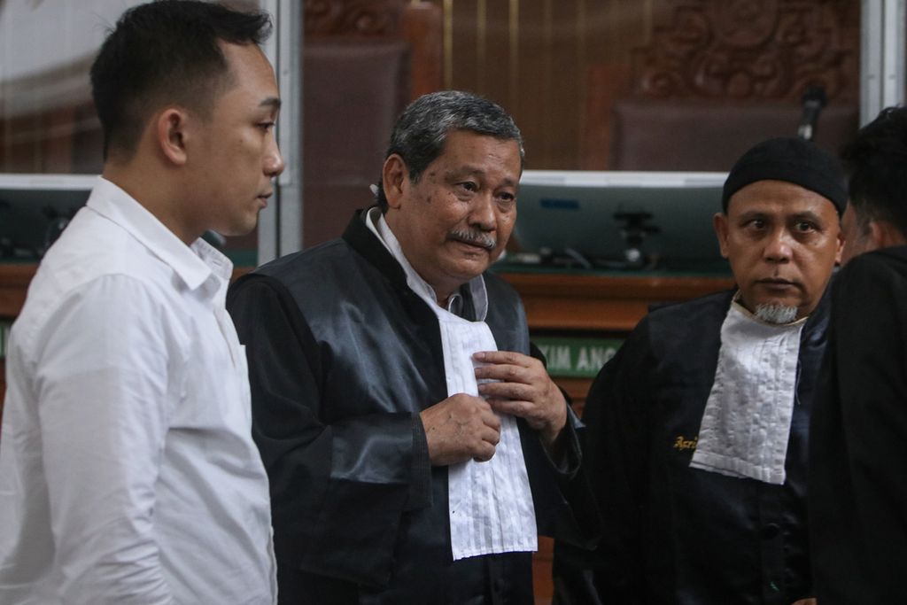 Terdakwa Ricky Rizal (kiri) dan tim kuasa hukumnya berdiskusi sebelum sidang dimulai di Pengadilan Negeri Jakarta Selatan, Selasa (24/1/2023). 