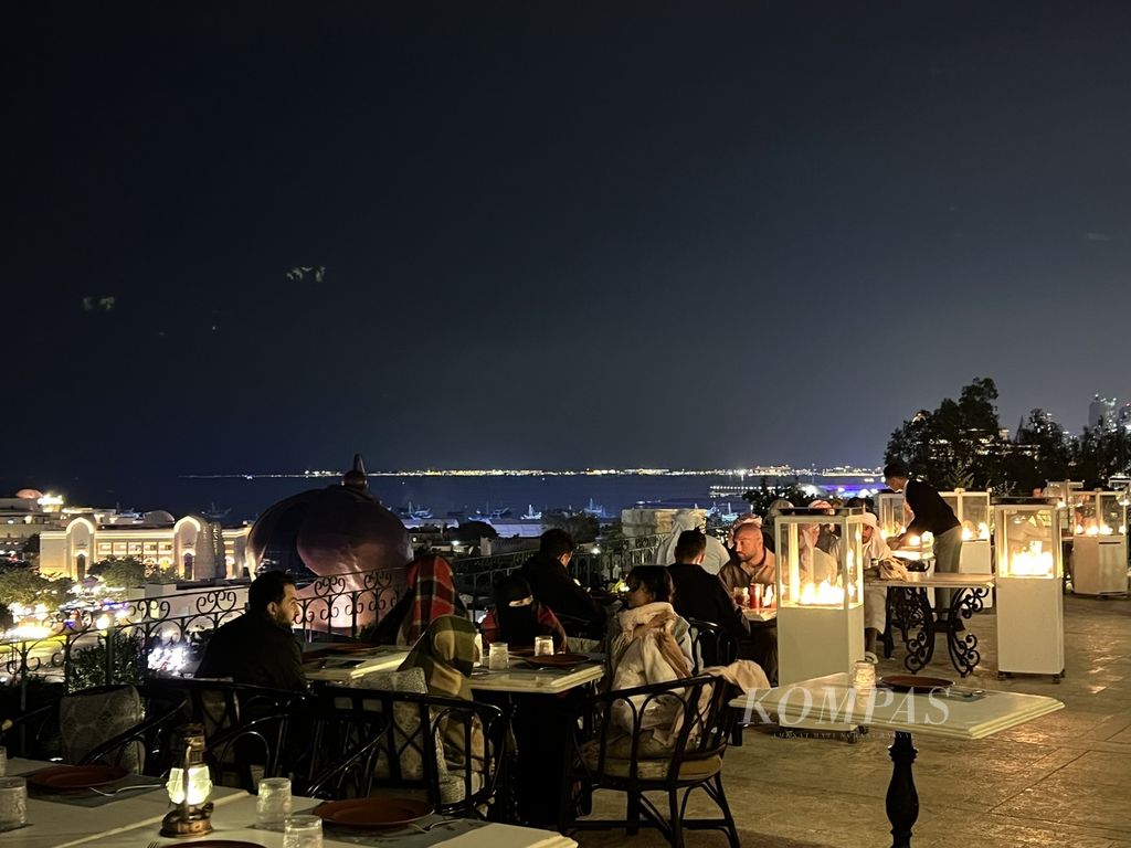 Sejumlah orang menikmati makan malam khas Lebanon di Bayt El Talleh, Katara, Qatar.