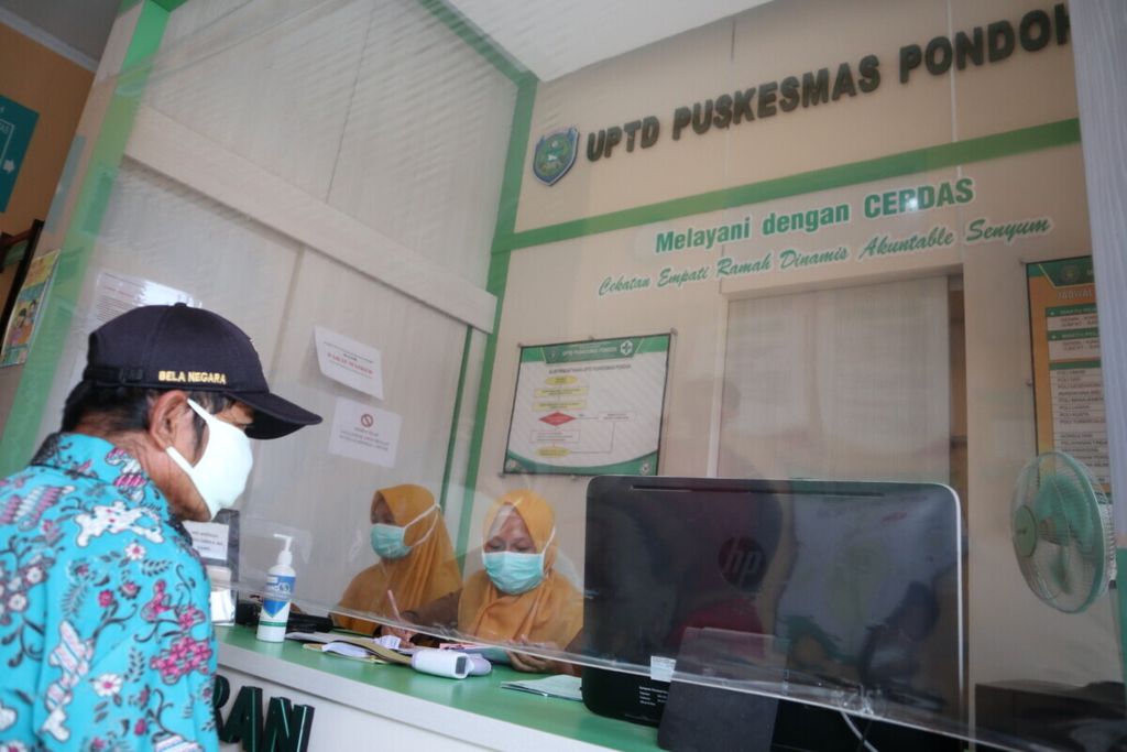 Warga mengunjungi Puskesmas Pondoh, Kecamatan Juntinyuat, Kabupaten Indramayu, Jawa Barat, Senin (29/6/2020). Puskesmas tersebut menerapkan protokol kesehatan, melakukan pelacakan dan deteksi dini kasus Covid-19.