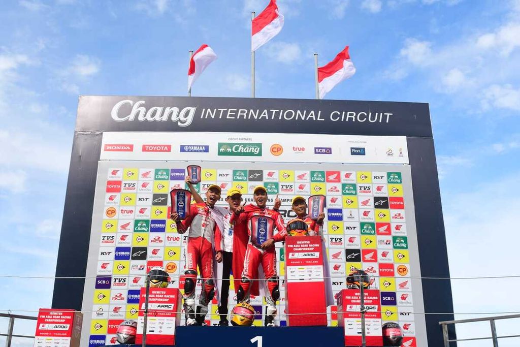 Pebalap binaan Astra Honda Motor mendominasi podium kelas Asia Production 250 Asia Road Racing Championship seri terakhir di Sirkuit Internasional Chang, Buriram, Thailand, Sabtu (19/11/2022). Dalam balapan pertama seri penutup musim 2022 itu, Herjun Atna Firdaus meraih kemenangan, diikuti rekan setimnya Muhammad Adenanta Putra di podium kedua, dan Rheza Danica Ahrens di posisi ketiga.