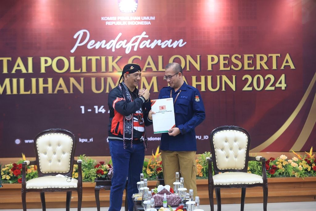 Ketua Komisi Pemilihan Umum (KPU) Hasyim Asyari (kanan) menerima berkas pendaftaran yang diajukan Partai Kebangkitan Nusantara (PKN) melalui Ketua Umumnya I Gede Pasek Suardika (kiri) saat pendaftaran partai politik calon peserta pemilu 2024 di Gedung KPU, Jakarta, Selasa (2/8/2022). 