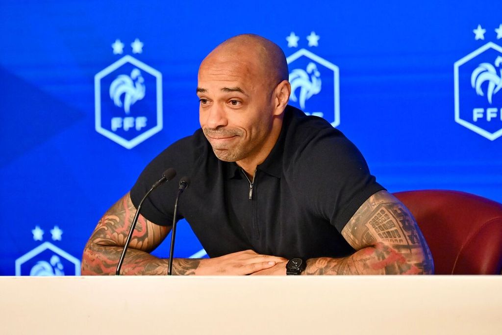 Pelatih tim nasional Perancis untuk Olimpiade Paris 2024, Thierry Henry, mengumumkan daftar pemain sementara tim sepak bola putra untuk Olimpiade Paris dalam konferensi pers di markas Federasi Sepak Bola Perancis (FFF), Paris, Senin (3/6/2024). 