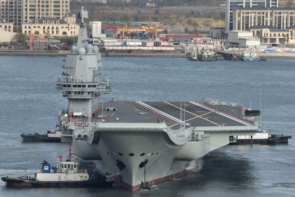 Kapal induk China, Liaoning, dalam uji coba pada November 2019 di Dalian. Pada Mei 2022, kapal itu berlatih di timur Taiwan. Lokasi latihan mengindikasikan Beijing siap mengadang semua upaya pengiriman bantuan militer ke Taipei.