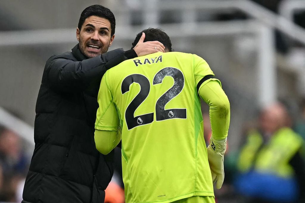 Manajer Arsenal Mikel Arteta (kiri) berbicara dengan kiper David Raya seusai Arsenal kalah 0-1 dari Newcastle United pada laga Liga Inggris di St James Park, Newcastle, Sabtu (2/11/2024). 