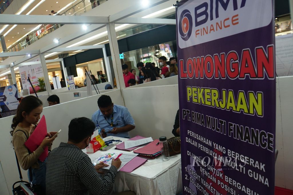 Pencari kerja mengisi data diri di salah satu gerai lowongan kerja dalam acara bursa kerja di mal Manado Town Square 3, Manado, Sulawesi Utara, pada 28 Juli 2023. 