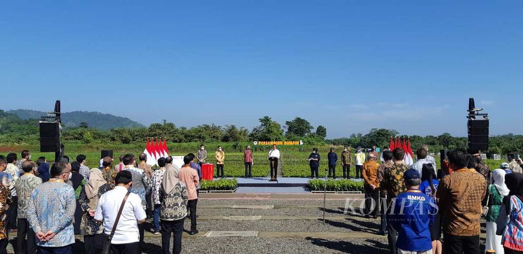 Presiden Joko Widodo pada acara Peresmian Persemaian Rumpin, Peluncuran Program Rehabilitasi Mangrove, dan World Mangrove Center di persemaian Rumpin, Kabupaten Bogor, Provinsi Jawa Barat, Jumat (10/6/2022).