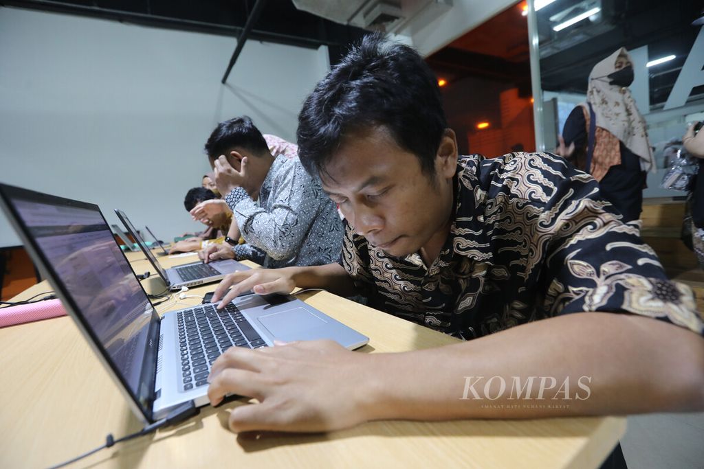 Sejumlah peserta penyandang difabel mengikuti pelatihan penguasaan teknik-teknik komputasi dan aplikasi Microsoft dalam acara Karya tanpa Batas di Gedung Smesco, Jakarta, Selasa (20/12/2022).  