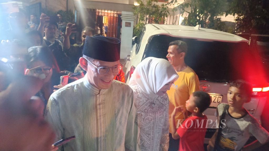 A politician from the United Development Party (PPP) and also Minister of Tourism and Creative Economy, Sandiaga Uno, after a meeting at the home of the presidential candidate with the highest vote count, Prabowo Subianto, on Kertanegara IV, Jakarta, on Wednesday (10/4/2024).