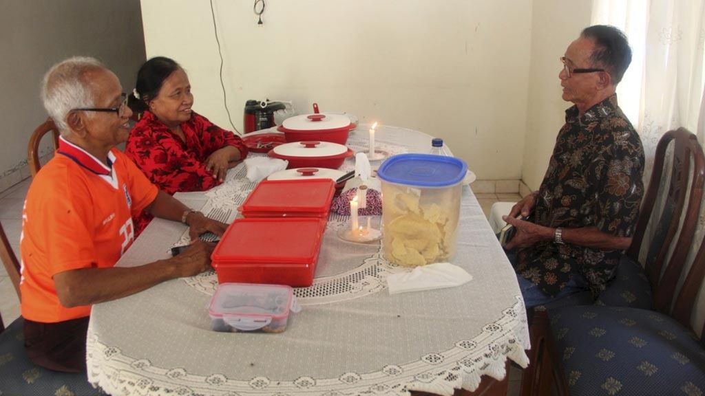 Warga Surinema keturunan Jawa, Soegiran Wongsotaroeno (kanan), berbincang dengan dua saudara sepupu yang baru pertama kali dijumpainya, Jumat (20/10/2017), di rumah keluarga besar Soegiran di Desa Gotakan, Kecamatan Panjatan, Kabupaten Kulon Progo, Daerah Istimewa Yogyakarta. Soegiran yang saat itu berusia 80 tahun memutuskan datang ke Indonesia untuk menemui keluarga besar ayahnya di Kulon Progo. Puluhan tahun lalu, pada masa kolonial Belanda, ayah Soegiran yang berasal dari Kulon Progo berangkat ke Suriname untuk bekerja dan akhirnya menetap di sana.