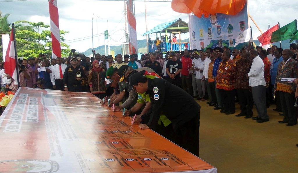 Deklarasi pemilu damai di Papua ditandatangani oleh Ketua Komisi Pemilihan Umum RI kala itu Juri Ardiantoro bersama 39 pasangan kandidat di 11 kabupaten kota. Kegiatan berlangsung di daerah wisata Khalkote Sentani Timur, Kabupaten Jayapura, Sabtu (29/10/2016).