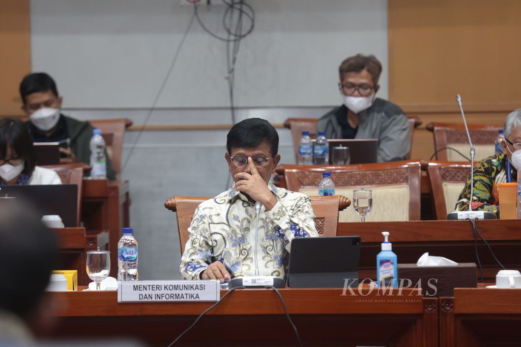 Menteri Komunikasi dan Informatika Johnny G Plate mengikuti rapat kerja dengan Komisi I DPR di Kompleks Parlemen Senayan, Jakarta, Rabu (23/11/2022). 