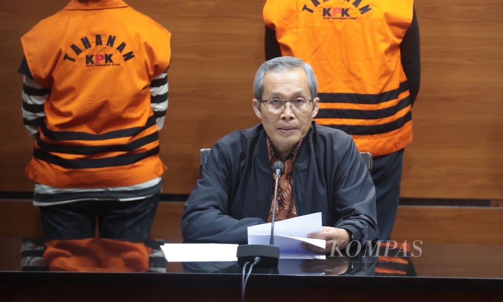 Wakil KPK Alexander Marwata memberikan keterangan terkait penahanan Bupati Kepulauan Meranti Muhammad Adil yang terjerat operasi tangkap tangan di Gedung KPK, Jakarta, Jumat (7/4/2023) tengah malam.