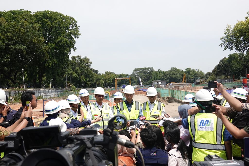 Presiden Joko Widodo memberikan keterangan pers seusai meninjau langsung perkembangan pembangunan Moda Raya Terpadu (MRT) Jakarta Fase 2A di Stasiun MRT Monas, Jakarta, Jumat (15/12/2023). 