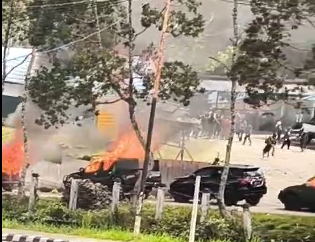 Massa melakukan perusakan mobil dinas pemerintah dan TNI-Polri di depan RSUD Mulia, Puncak Jaya, Papua Tengah, Rabu (19/7/2024).