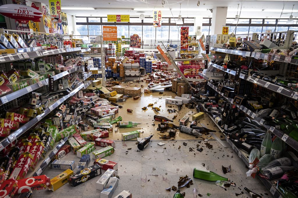 Barang-barang di sebuah supermarket yang hancur berantakan di Shiroishi, Prefektur Miyagi, 17 Maret 2022 pagi, akibat gempa berkekuatan 7,3 yang mengguncang Jepang malam sebelumnya. 